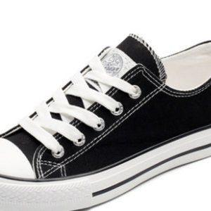 Small white shoe board cloth